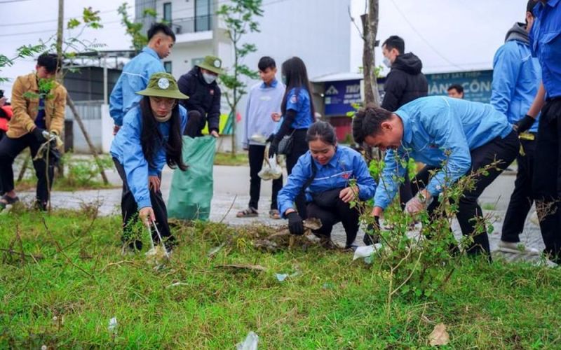 Hơn 1.000 người tham gia làm vệ sinh môi trường hưởng ứng 'Ngày Chủ nhật xanh'