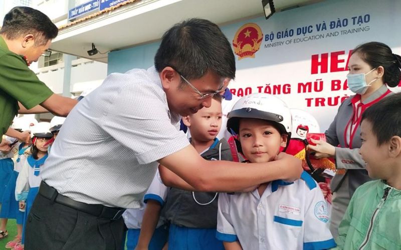 Hơn 190 mũ bảo hiểm được trao cho cho học sinh lớp 1 Trường Tiểu học Chu Văn An