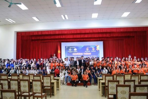 Hợp tác, phát triển hoạt động Đoàn và tuyên truyền pháp luật cho sinh viên