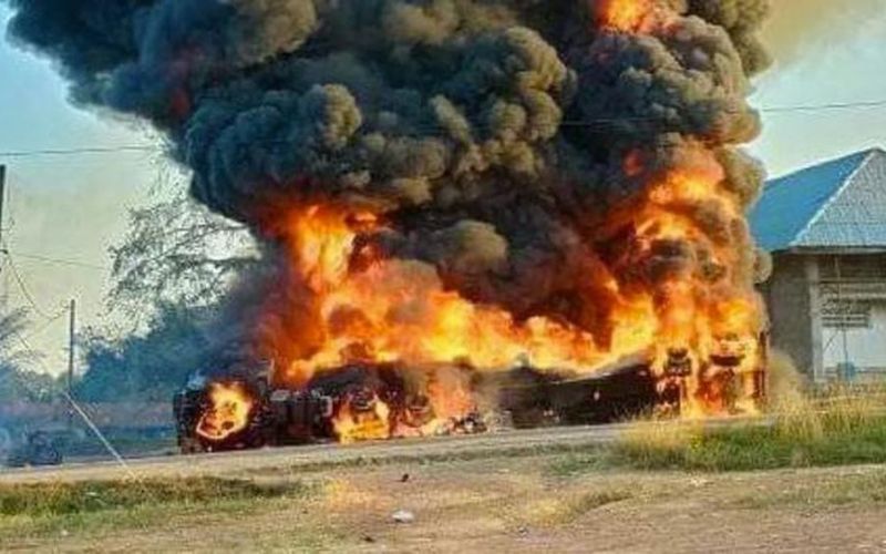 Hút xăng từ xe bồn gặp nạn, hàng chục người thiệt mạng ở Liberia