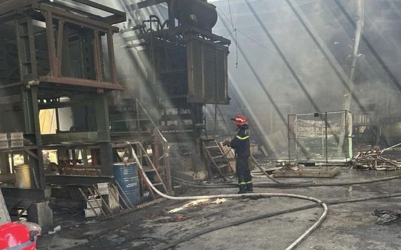 Huy động hơn 70 chiến sĩ chữa cháy nhà xưởng 4.000m2 tại Bình Dương