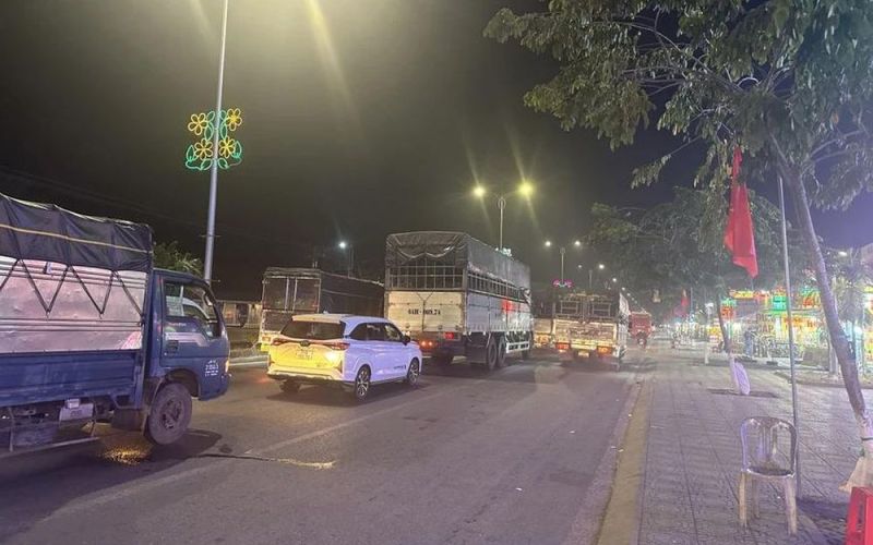 Kẹt xe chiều quay trở lại TP.HCM, gần 3 giờ chưa qua được 15 km