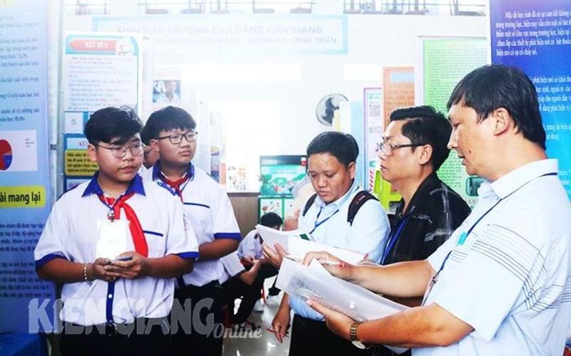 Khai mạc cuộc thi khoa học - kỹ thuật học sinh trung học