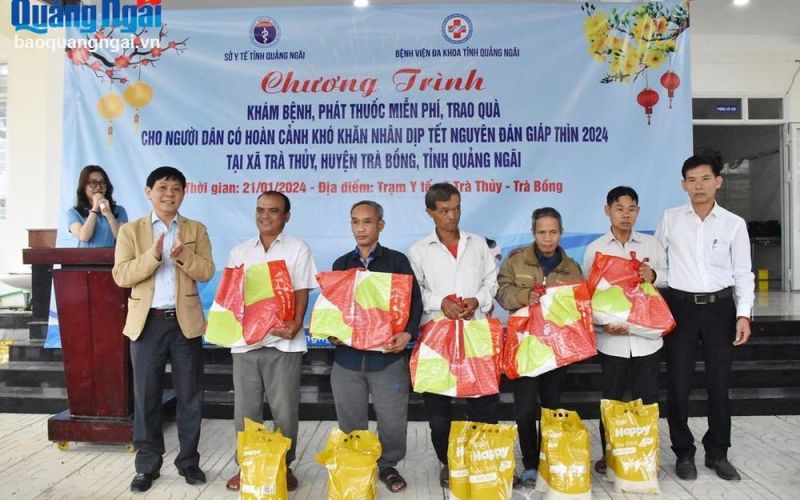 Khám bệnh, tặng quà Tết cho người dân Trà Thủy