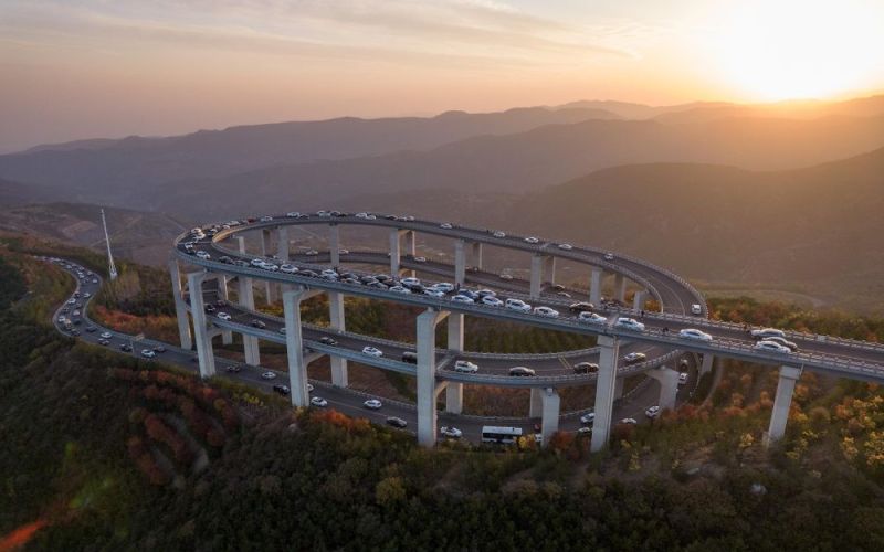 Khám phá đường cao tốc xoắn ốc 3 tầng 'cong mềm mại'