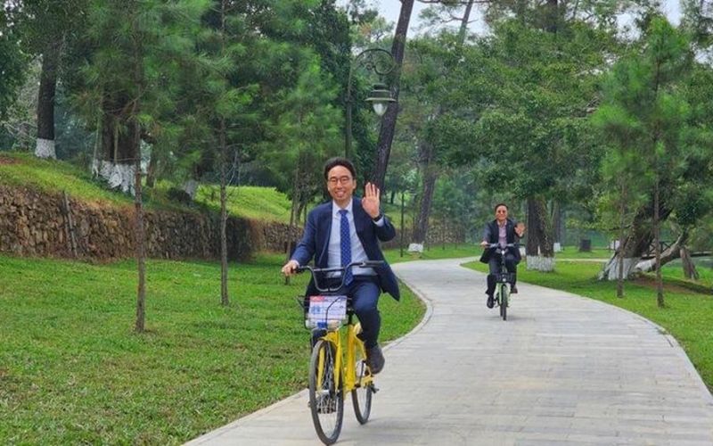 Khám phá lăng vua Gia Long ở Huế bằng xe đạp thông minh