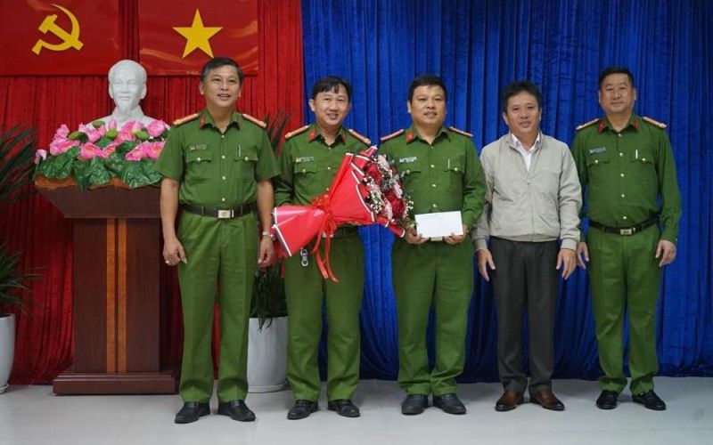 Khen thưởng đột xuất Công an Ngũ Hành Sơn về thành tích bắt giữ 2 đối tượng mua bán số lượng lớn và 3 đối tượng tổ chức sử dụng trái phép các chất ma túy