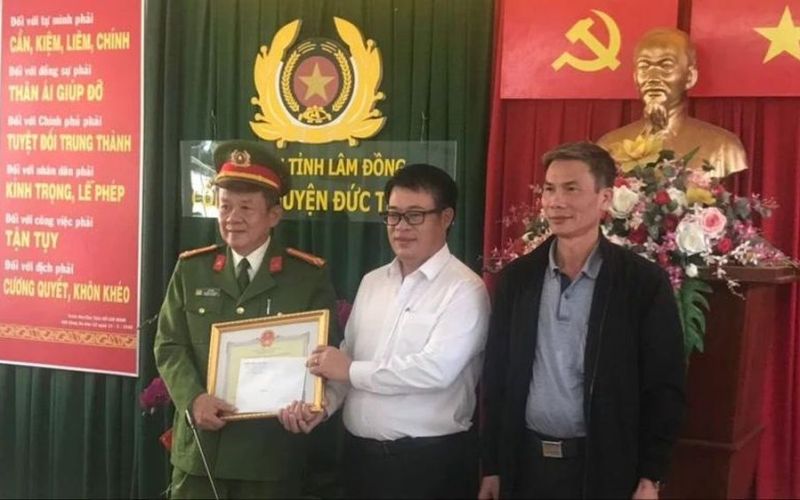 Khen thưởng lực lượng truy bắt kẻ cướp ngân hàng ở Lâm Đồng