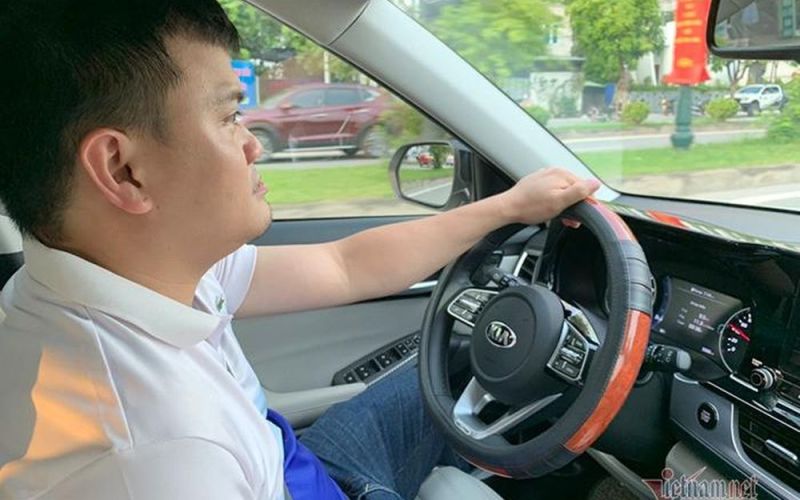 Khi lái xe, có nhất thiết phải ôm vô lăng bằng cả hai tay?