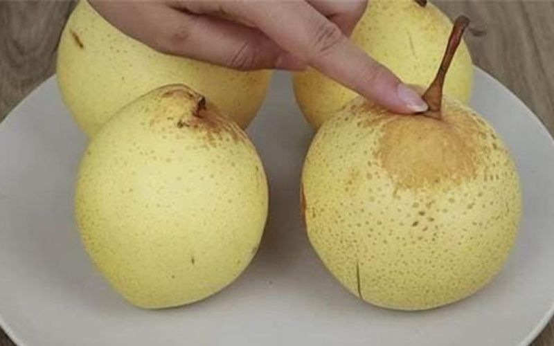 Khi mua lê, đừng chỉ chọn những quả to, hướng dẫn bạn 4 mẹo để dễ dàng chọn được 'lê cái' mỏng và mọng nước