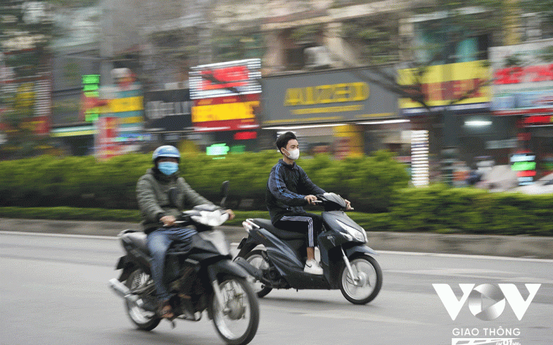 Không đội mũ bảo hiểm, hàng loạt học sinh bị CSGT phạt