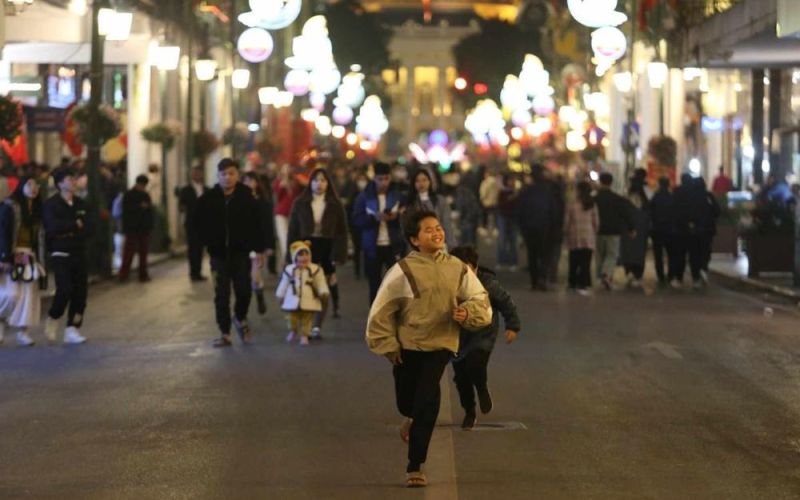 Không khí Hồ Hoàn Kiếm trước giờ Giao thừa Tết Giáp Thìn