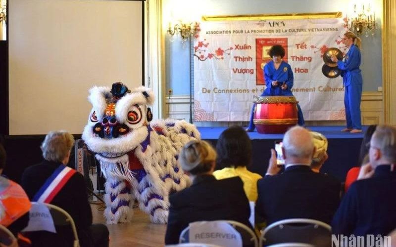 Kiều bào tại Pháp vui đón Tết sớm