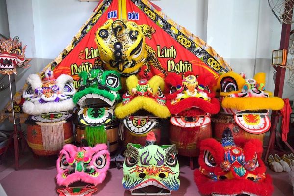 Lân chờ đón Tết