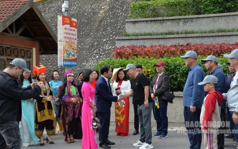 Lạng Sơn chào đón đoàn khách du lịch quốc tế đầu tiên qua Cửa khẩu Quốc tế Hữu Nghị năm 2024