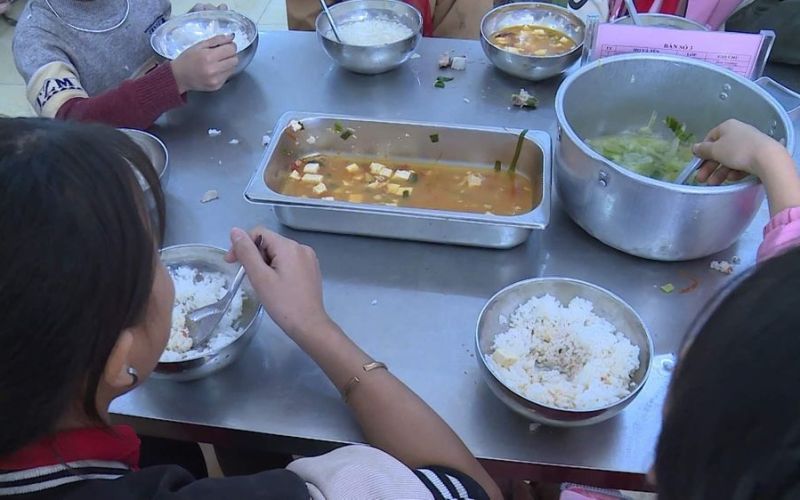 Lào Cai báo cáo vụ trường bị tố cho 11 học sinh ăn 2 gói mì tôm chan cơm
