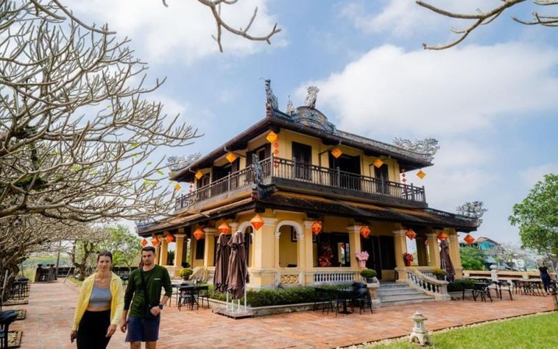 Lầu Tứ Phương Vô Sự mở cửa đón khách trở lại