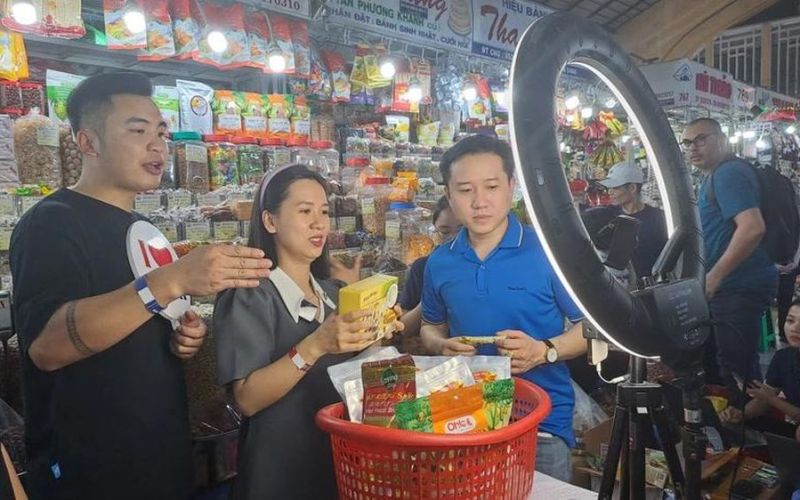 Livestream bán hàng, tiểu thương chợ bến Thành thu về 4,2 tỉ đồng