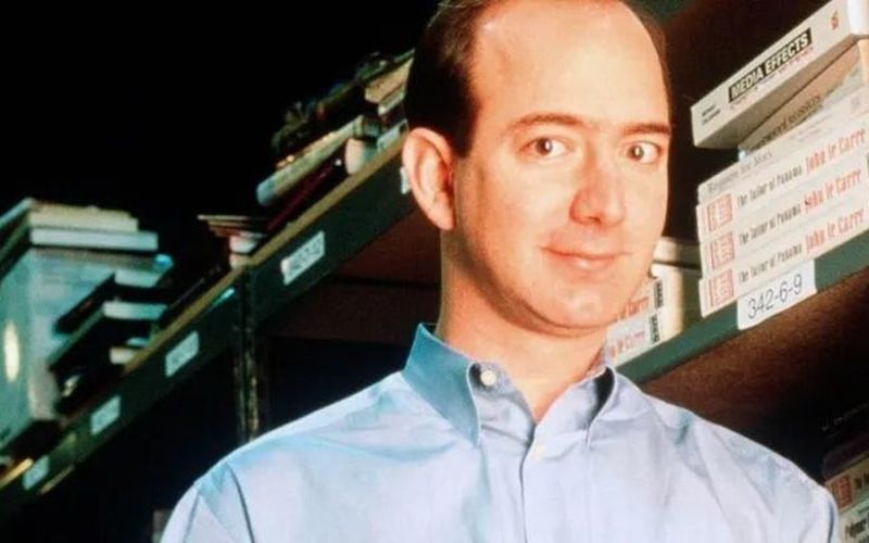 Lý do Jeff Bezos chọn sách là mặt hàng chủ lực cho Amazon