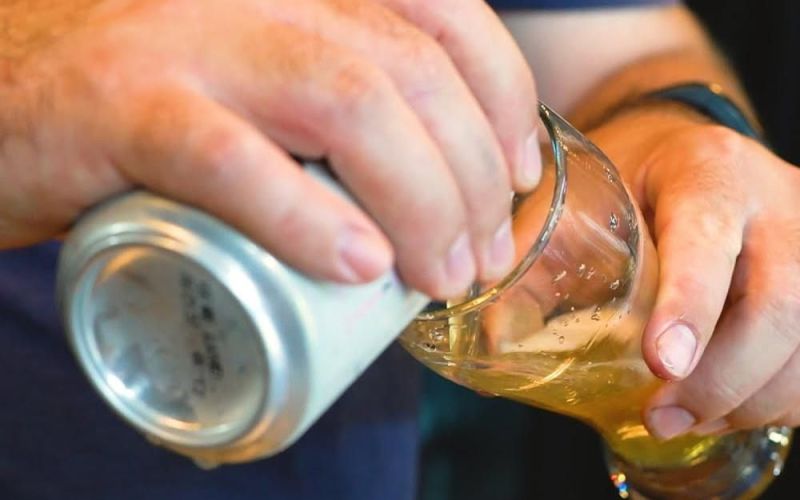 Lý do người đàn ông uống một lon bia, kết quả đo nồng độ cồn bằng 0