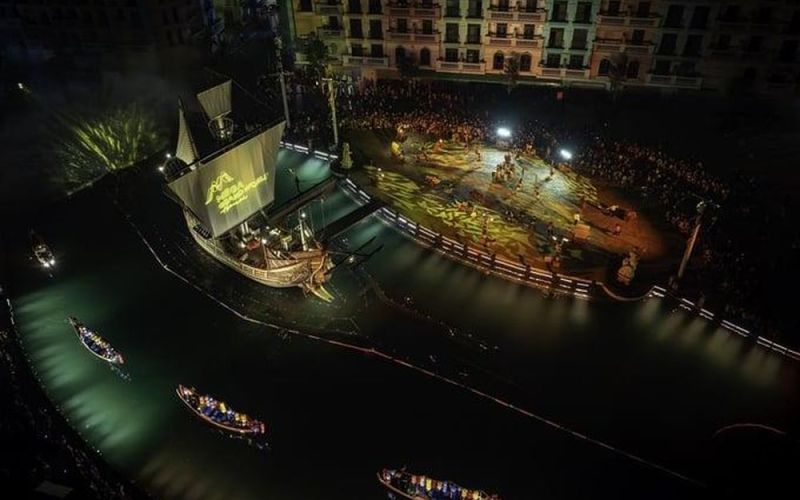 Mãn nhãn với show thực cảnh 3D mapping trên sân khấu thuyền lớn nhất châu Á tại phía Đông Hà Nội