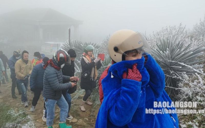 Mẫu Sơn thu hút trên 2.000 lượt du khách lên ngắm băng giá