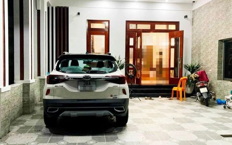 Mâu thuẫn trong tiệc sinh nhật, chém nhầm ô tô nhà hàng xóm