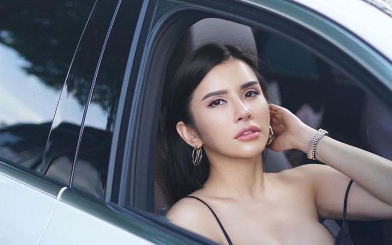 MC thể thao người Indonesia khoe thân hình nóng bỏng bên xe hơi