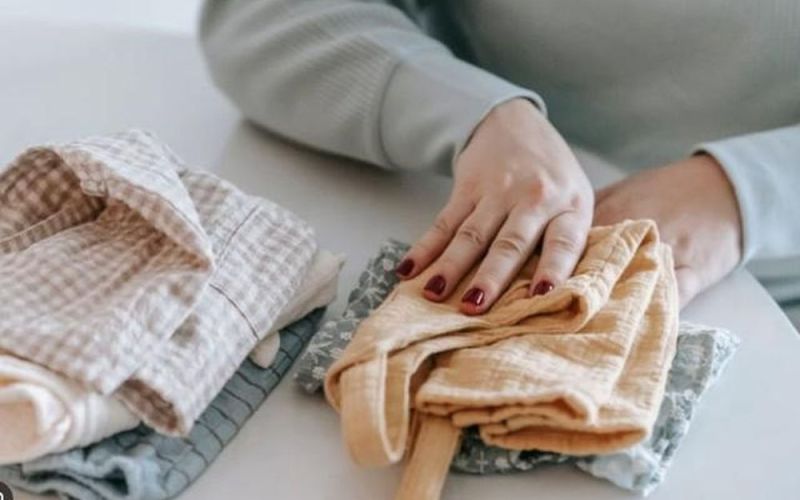 Mẹ luôn xin quần áo cũ cho con mặc suốt thời thơ ấu, hành động của con khi lớn lên khiến mẹ bật khóc hối hận