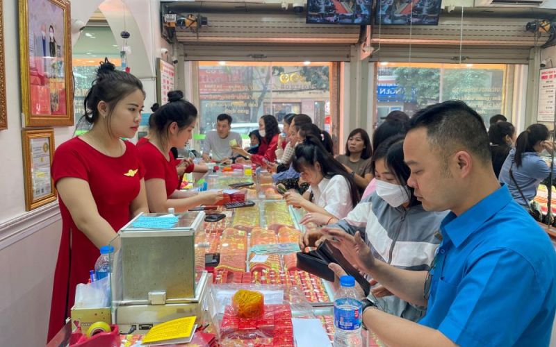 Mua thìa vàng tặng con lấy may vía Thần tài