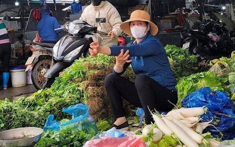 Mùng 4 Tết, giá rau xanh giảm 30% sau 2 ngày tăng cao