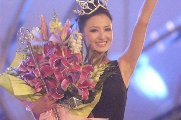 Mỹ nhân liều mạng nhất showbiz sau 20 năm vẫn quá trẻ đẹp, bị tẩy chay vì 1 tin nhắn lúc 3 giờ sáng