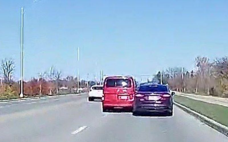 Mỹ: Tài xế chặn xe ô tô, đấm vỡ kính lái, không ngờ bị người trong xe rút súng bắn