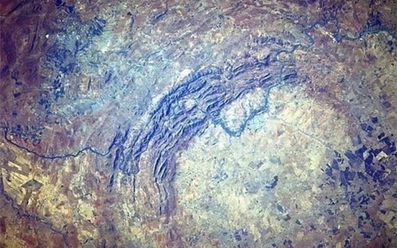 Nam Phi có miệng núi lửa 2 tỷ năm tuổi, nơi sinh sống của 550.000 người và chôn giấu hàng nghìn tấn kim cương và vàng