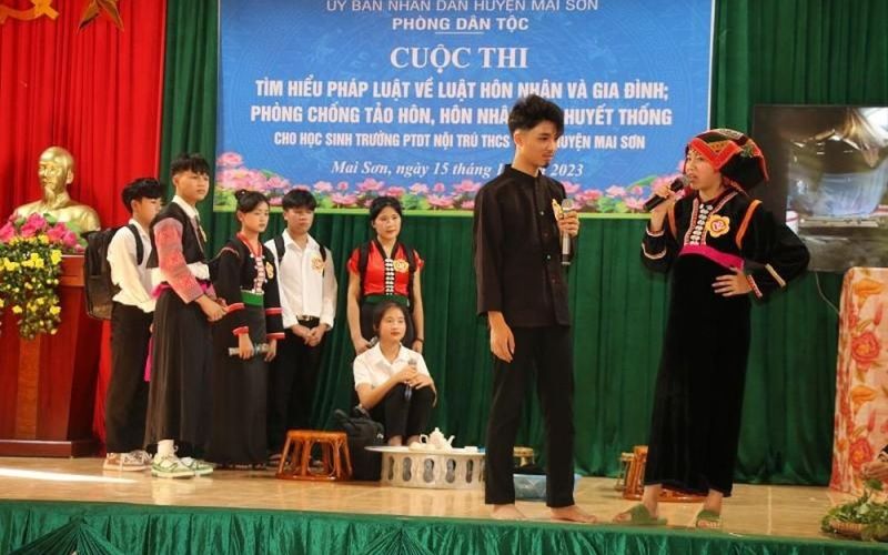 Nâng cao kiến thức pháp luật cho học sinh người dân tộc thiểu số