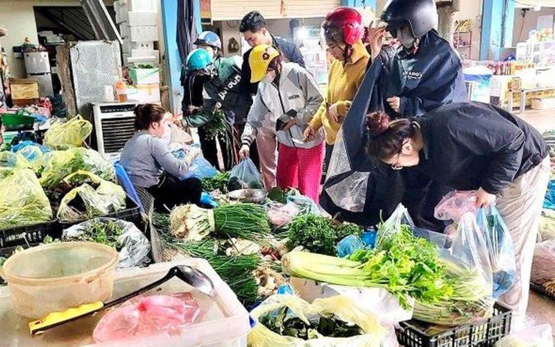 Ngày 30 Tết: Người dân nhộn nhịp sắm đồ, giá cả biến động ra sao?