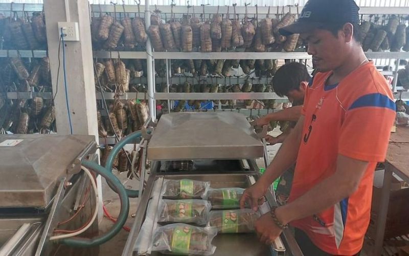 Ngày Tết, thưởng thức bánh Tét Trà Cuôn vừa đạt kỷ lục châu Á