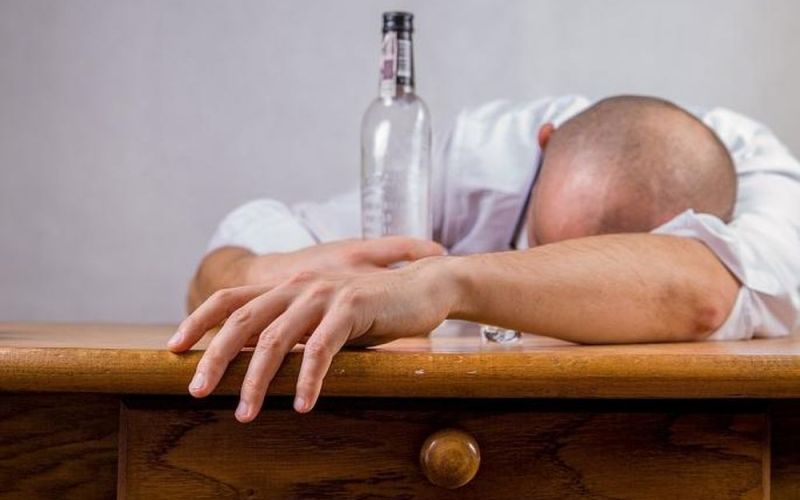 Ngộ độc rượu bia ngày Tết: nguy cơ tiềm ẩn và cách xử lý