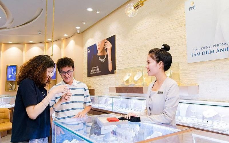 Người dân mua vàng cầu may mắn trước ngày vía Thần Tài