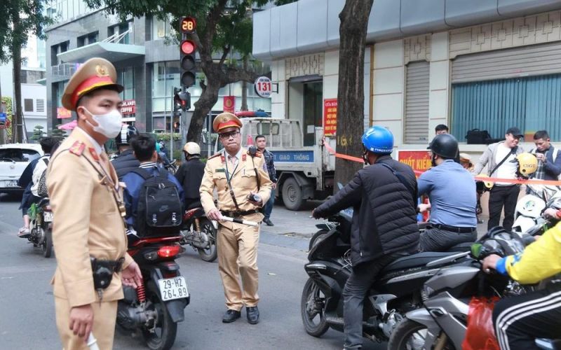 Người đàn ông lôi chai rượu thuốc ra khi bị kiểm tra nồng độ cồn