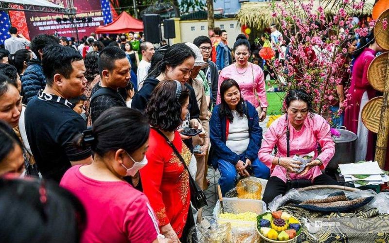 Người dân xếp hàng thử đặc sản bậc nhất Hà Nội