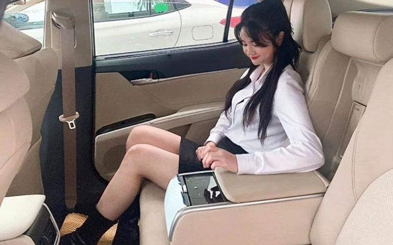 Người đẹp Hải Dương thả dáng bên xe Toyota