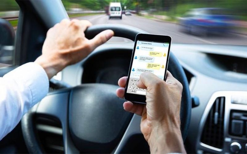 Nguy cơ tai nạn từ việc sử dụng điện thoại khi lái xe