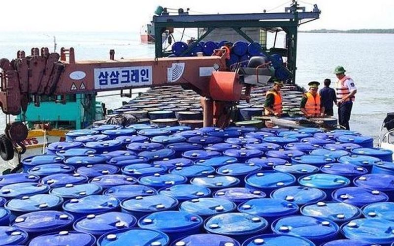 Ngụy trang tàu hậu cần thủy sản để buôn lậu xăng dầu trên biển