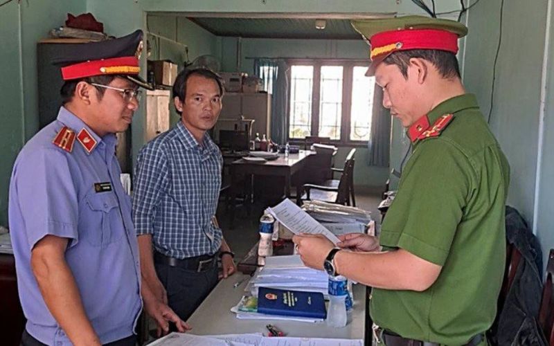 Nguyên Phó phòng Tài nguyên – Môi trường huyện Bắc Bình cùng cán bộ địa chính lãnh án