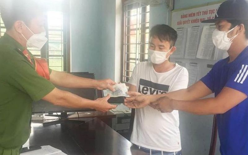 Nhặt được của rơi trả người đánh mất sao lại thành 'chuyện lạ'?