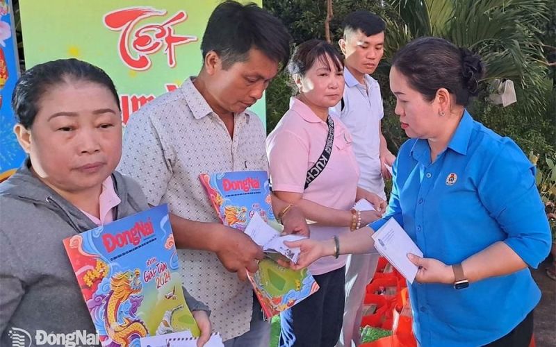 Nhiều chương trình 'Tết sum vầy - Xuân chia sẻ' chăm lo cho công nhân lao động