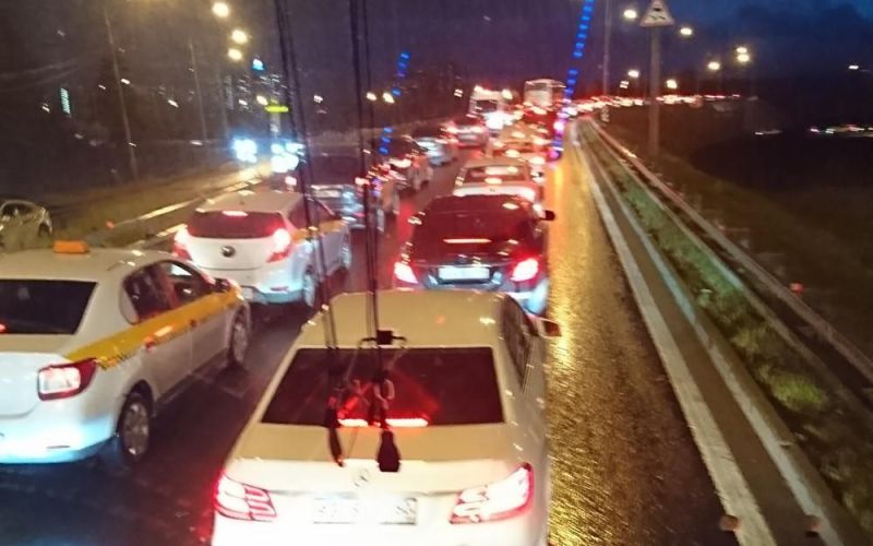 Nhớ 'khoảnh khắc xa xỉ', dòng xe kiên nhẫn xếp hàng thứ tự dù làn bên trống vắng