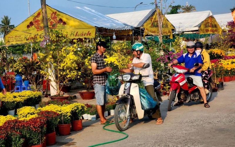 Nhộn nhịp chợ hoa Xuân nơi vùng biên ngày cận Tết
