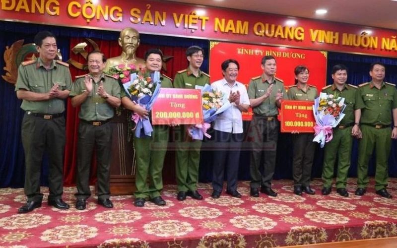 Phá án ma túy ở Bình Dương, công an được tỉnh ủy thưởng nóng 300 triệu đồng